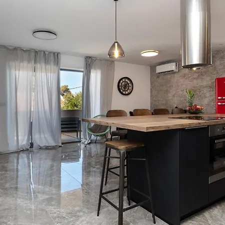 Luxury Tinel Apartment Mimice
